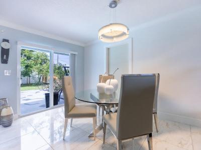 253 Davis Road, Palm Springs, Флорида 33461, Соединенные Штаты