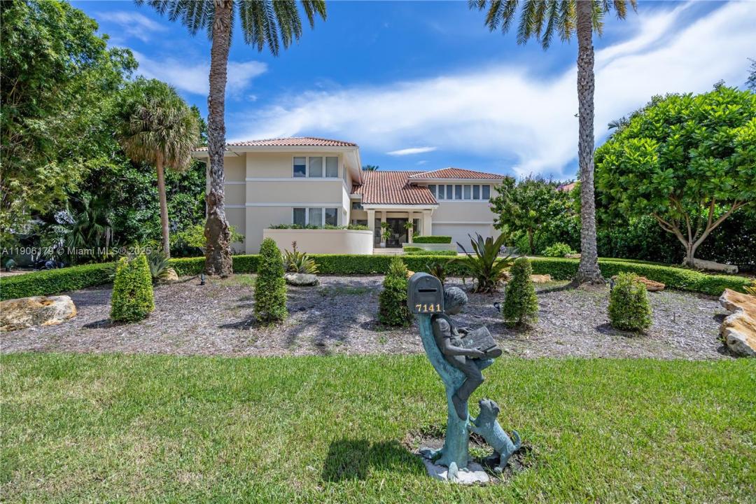 7141 E Lago Dr, Coral Gables, Florida 33143