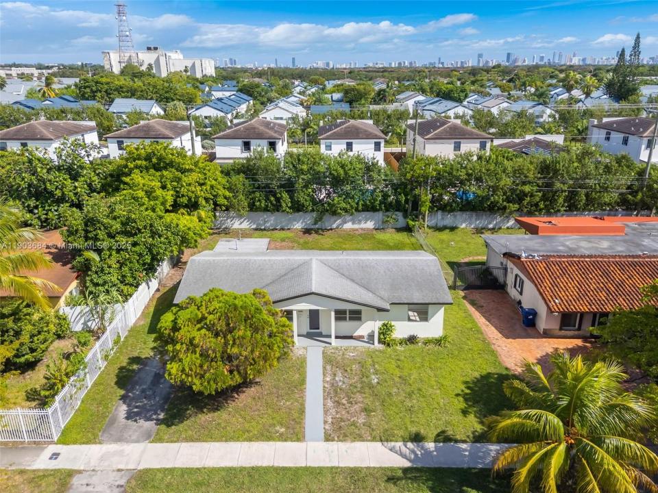 21241 NE 2nd Ave, Miami, Floryda 33179, USA