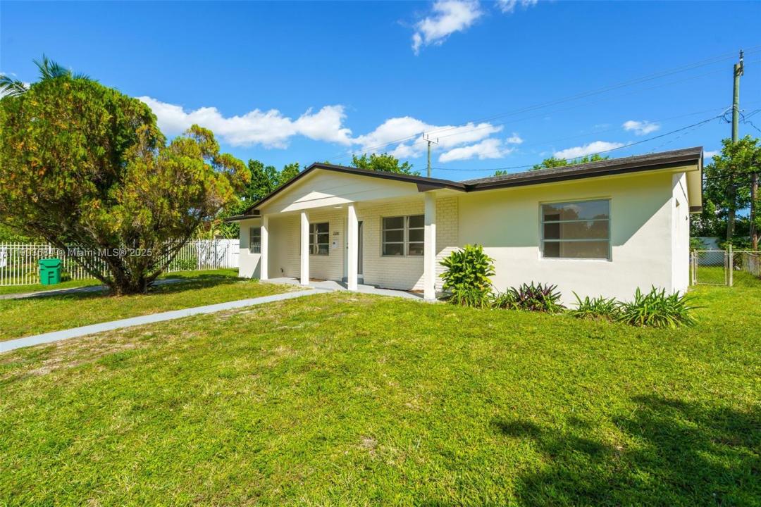 21241 NE 2nd Ave, Miami, Floryda 33179, USA