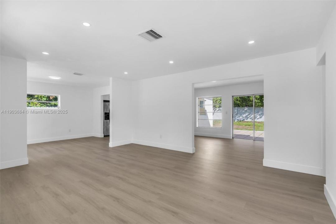 21241 NE 2nd Ave, Miami, Floryda 33179, USA