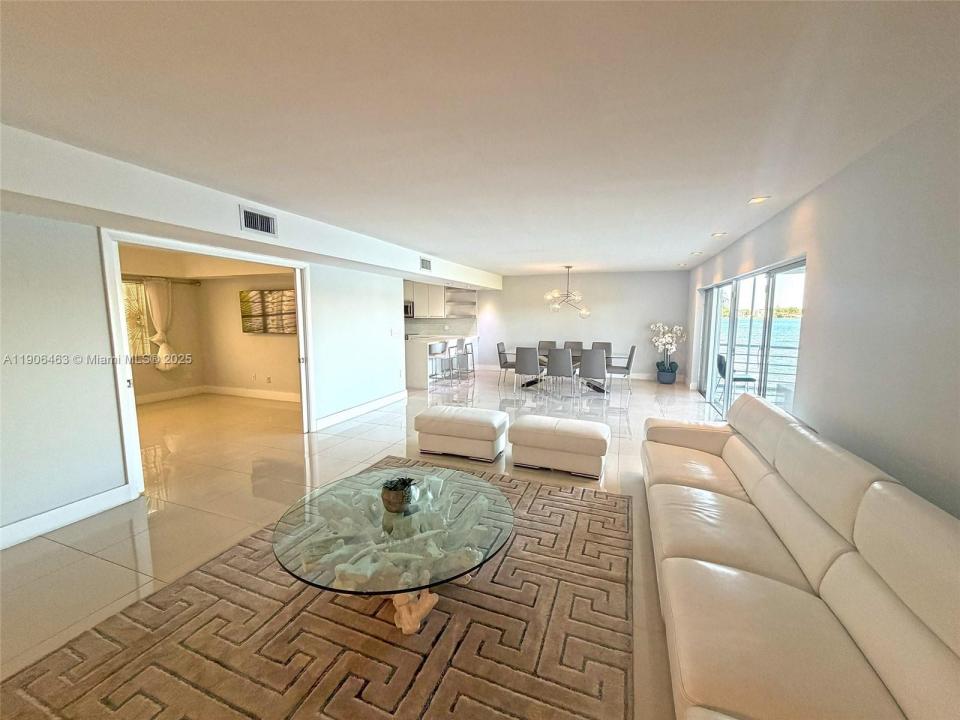 879 NE 195th St 228, Miami, Floryda 33179, USA