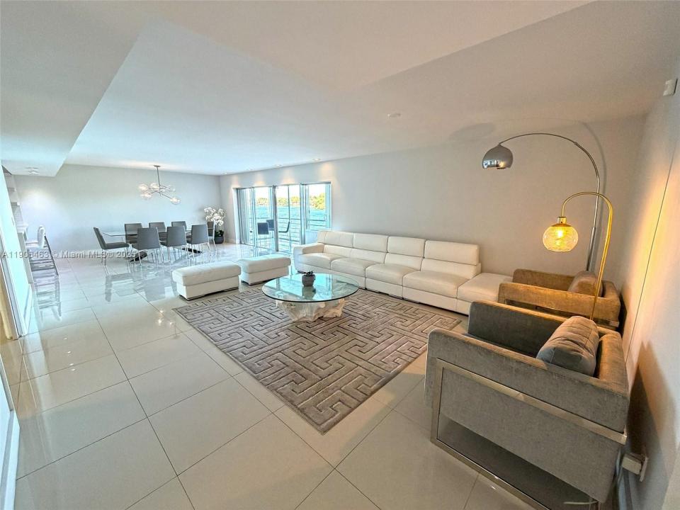 879 NE 195th St 228, Miami, Floryda 33179, USA