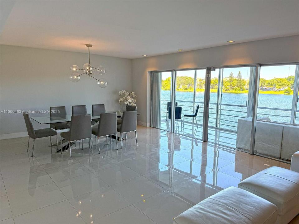 879 NE 195th St 228, Miami, Floryda 33179, USA