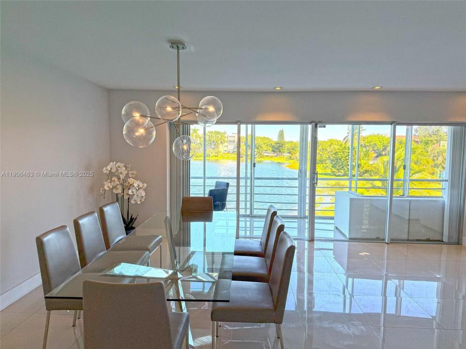 879 NE 195th St 228, Miami, Floryda 33179, USA