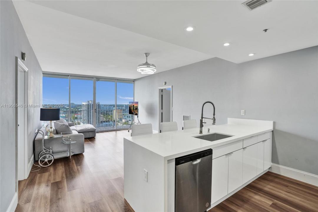 7601 E Treasure Dr PH102, North Bay Village, Floride 33141, États-Unis