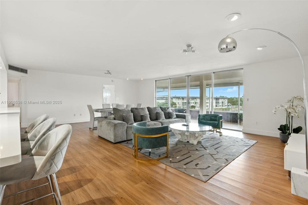 1350 NE 191st St B307, Miami, Floryda 33179, USA