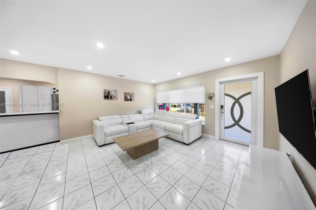 490 W 33rd Pl, Hialeah, Florida 33012