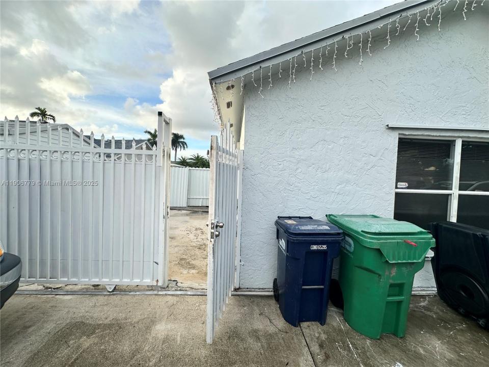 5781 NW 192nd St A, Hialeah, Florida 33015, USA