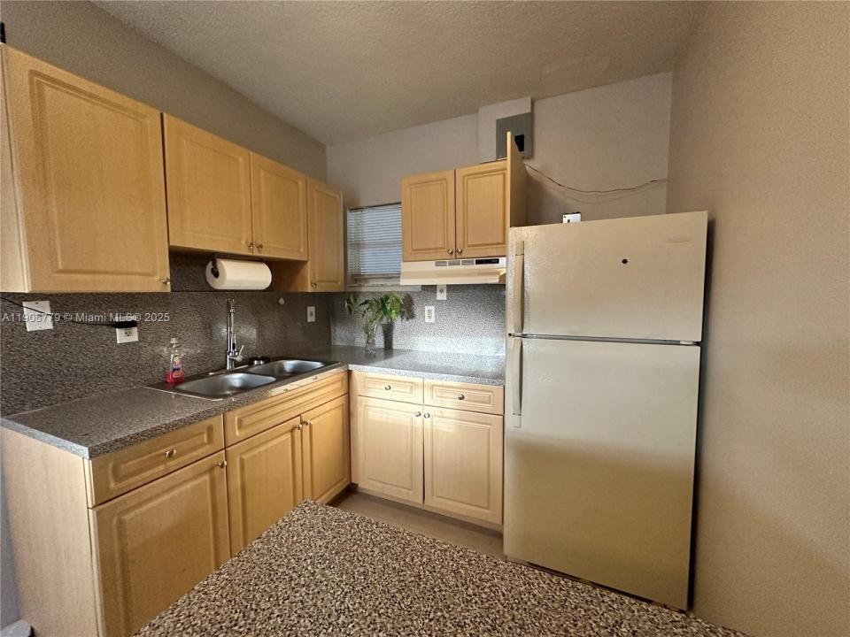 5781 NW 192nd St A, Hialeah, Florida 33015, USA