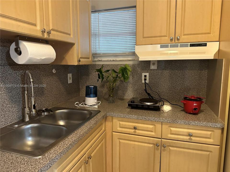 5781 NW 192nd St A, Hialeah, Florida 33015, USA