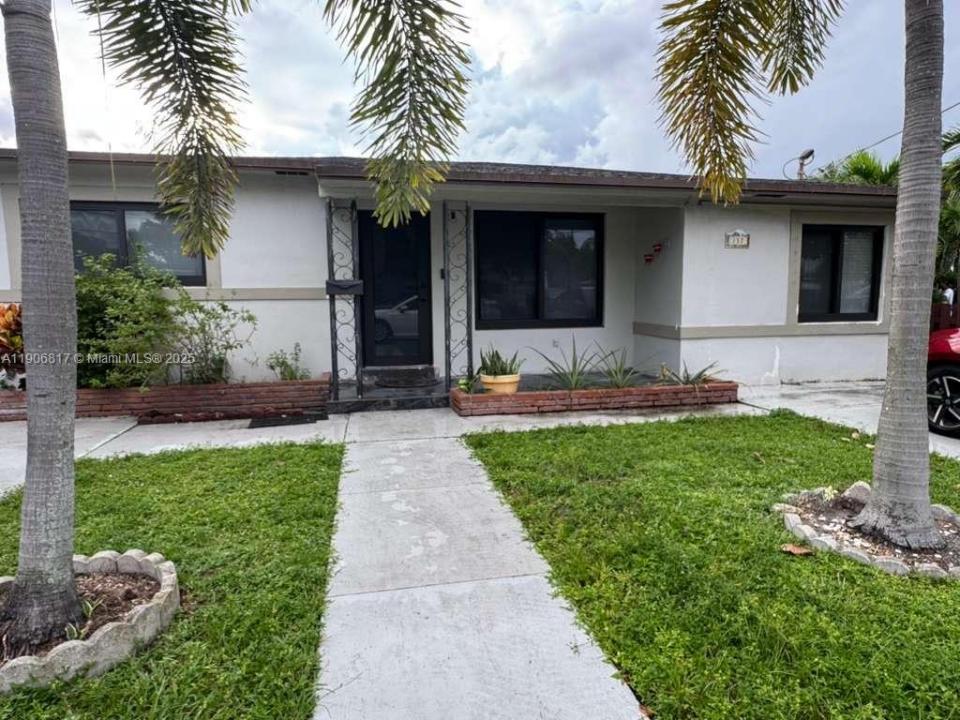 117 NE 2nd Ter, Hallandale Beach, Florida 33009