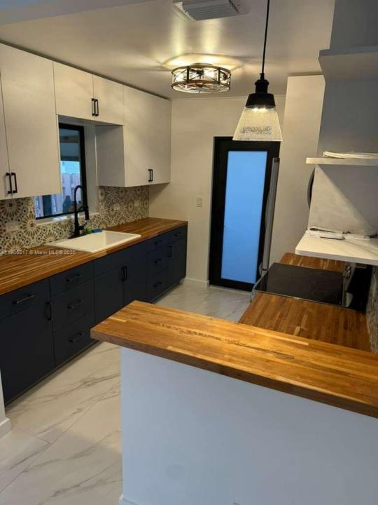 117 NE 2nd Ter, Hallandale Beach, Florida 33009