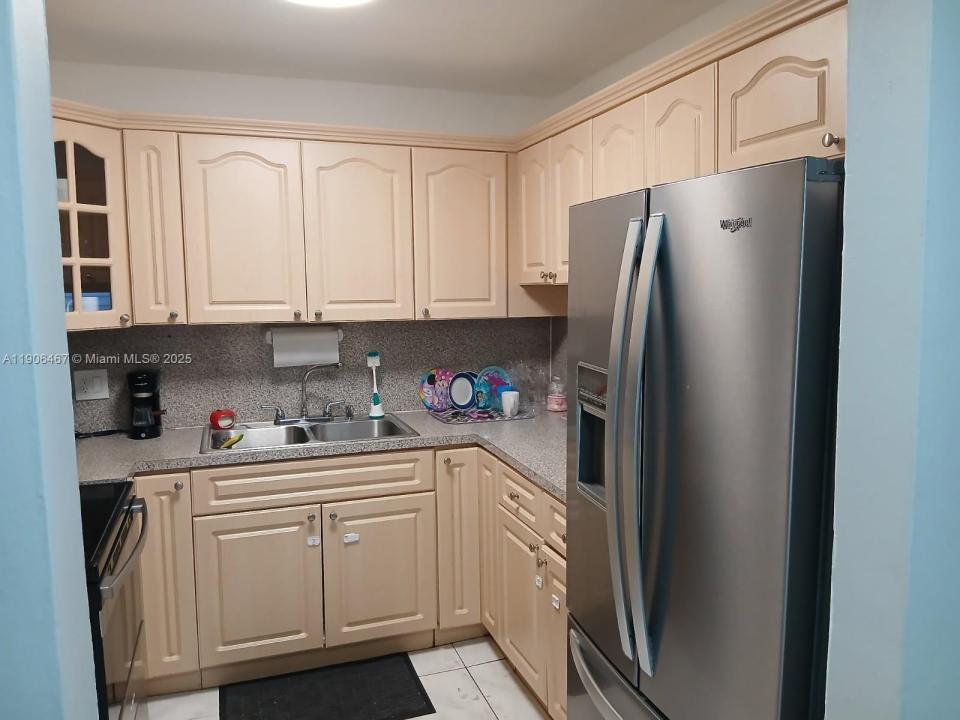 6070 W 19th Ave 110, Hialeah, Florida 33012, Estados Unidos