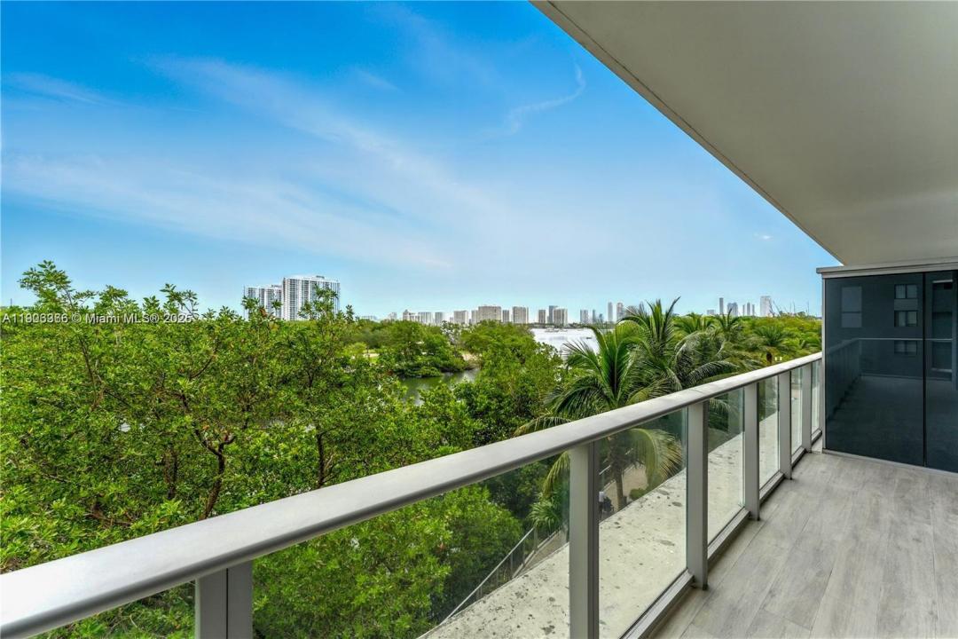 16385 Biscayne Blvd 301, North Miami Beach, פלורידה 33160, ארצות הברית של אמריקה 