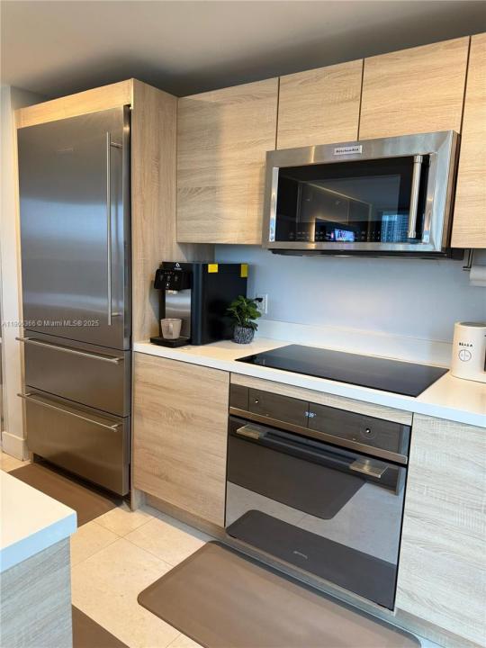 16385 Biscayne Blvd 301, North Miami Beach, פלורידה 33160, ארצות הברית של אמריקה 