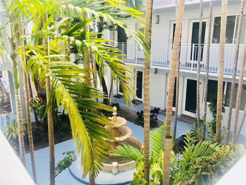 2430 NE 135th St 203, North Miami, Florida 33181, HOA KỲ