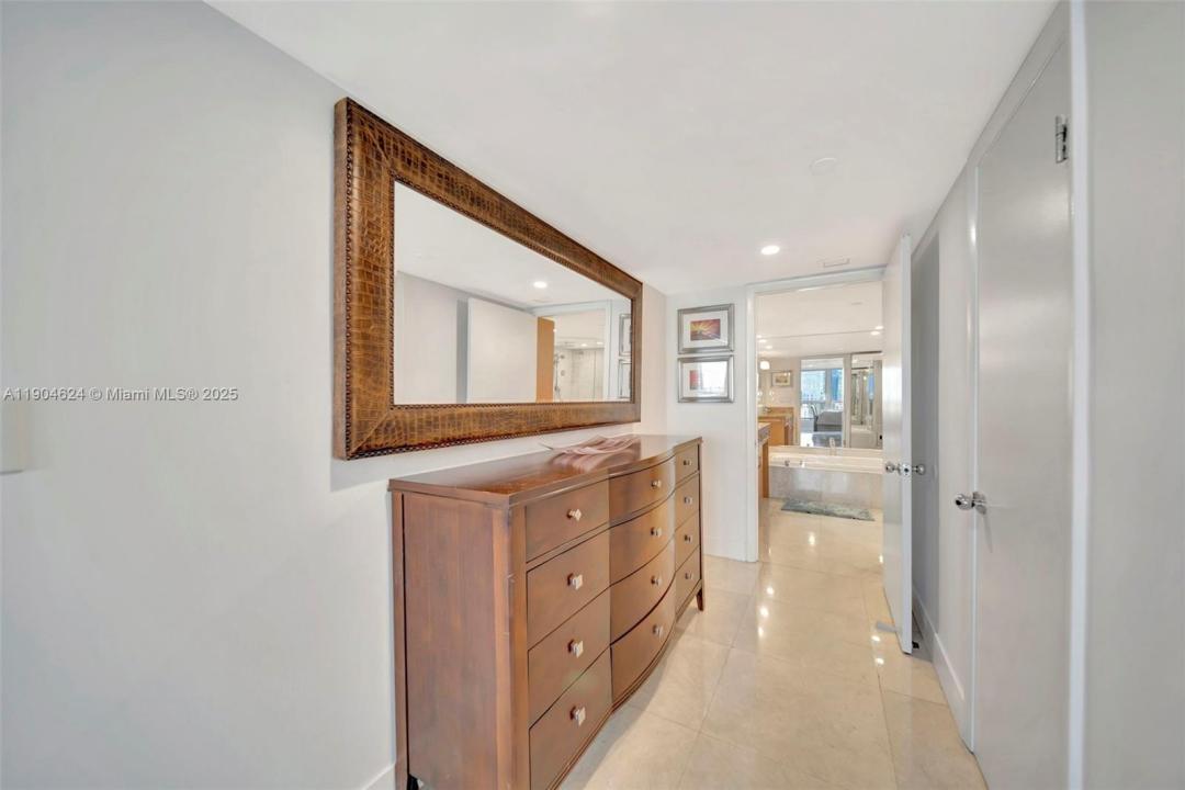 1717 N Bayshore Dr A-3534, Miami, פלורידה 33132-1169, ארצות הברית של אמריקה