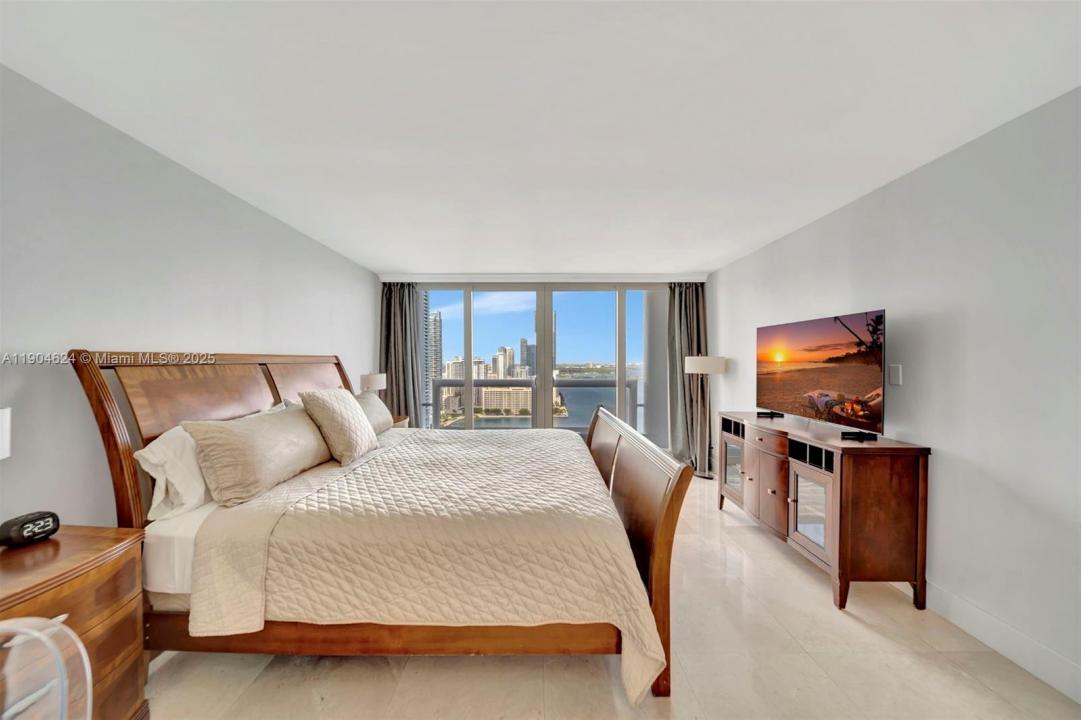 1717 N Bayshore Dr A-3534, Miami, פלורידה 33132-1169, ארצות הברית של אמריקה