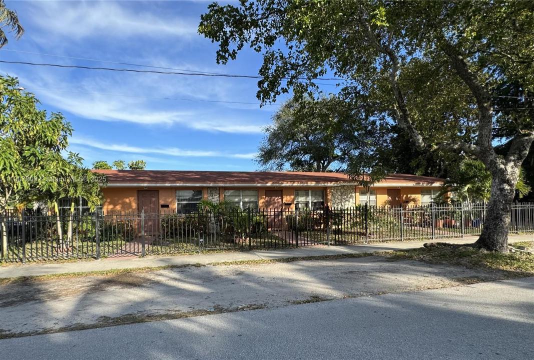 12735 NE 13th Ave 1, North Miami, פלורידה 33161, ארצות הברית של אמריקה