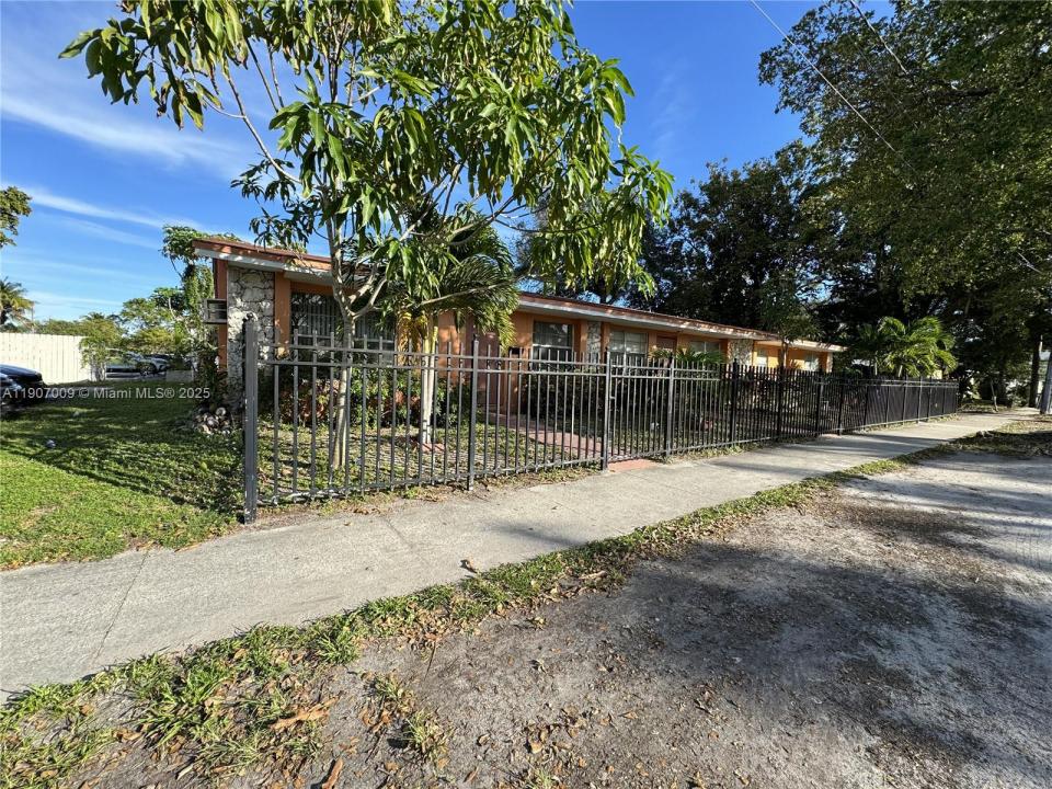 12735 NE 13th Ave 1, North Miami, פלורידה 33161, ארצות הברית של אמריקה