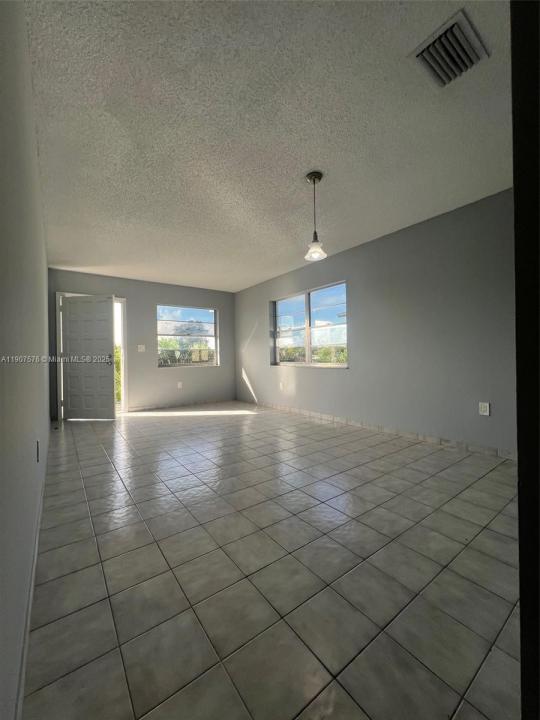 471 E 13th St 471A, Hialeah, フロリダ 33010, アメリカ合衆国