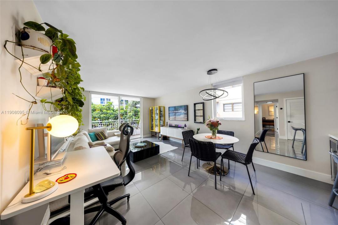 1665 Bay Rd 221, Miami Beach, Florida 33139, USA