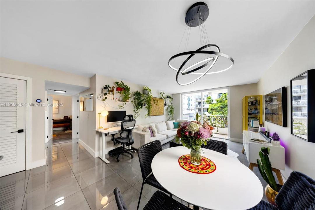 1665 Bay Rd 221, Miami Beach, Florida 33139, USA