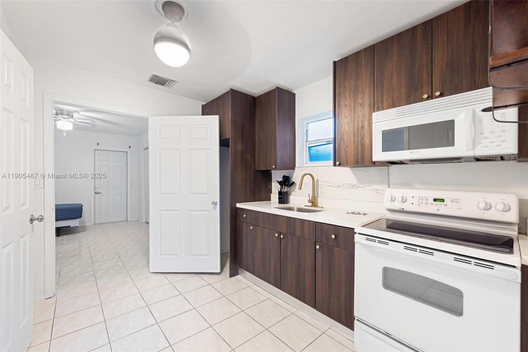 23 SW 8th St, Hallandale Beach, フロリダ 33009, アメリカ合衆国