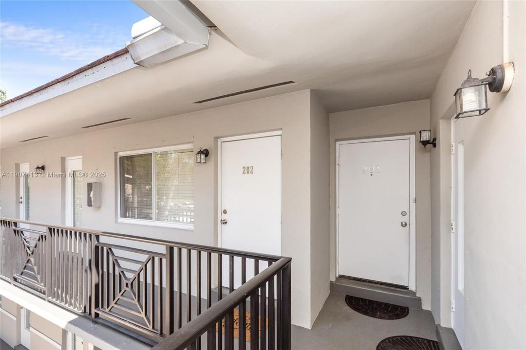 81 Edgewater Dr 203, Coral Gables, Florida 33133, USA