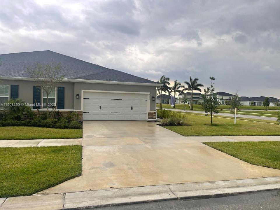 9509 SW Libertas Way :, Port St. Lucie, Florida 34987, USA