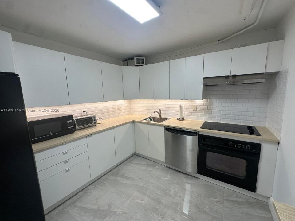 2450 NE 135th St 212, North Miami, فلوريدا 33181, الولايات المتحدة