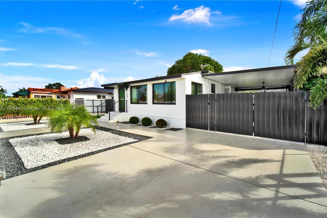 660 E 38th St, Hialeah, Florida 33013, USA