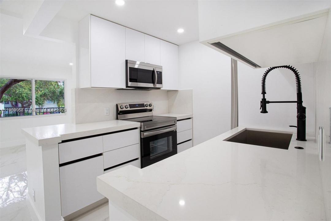 13250 SW 7th Ct 204L, Pembroke Pines, Flórida 33027, Estados Unidos