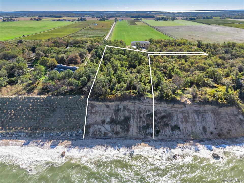 6121 Oregon Road, Southold, New York 11935, USA