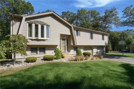 23 Maureen Drive, Smithfield, RI 02917, USA