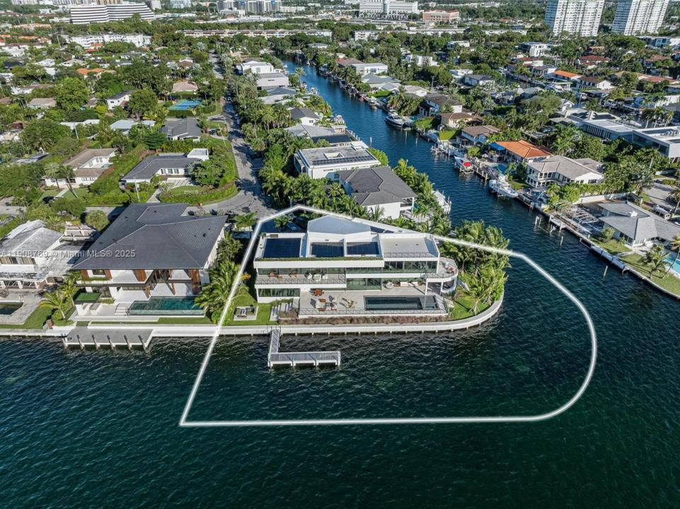 11400 N Bayshore Dr, North Miami, Florida 33181, USA