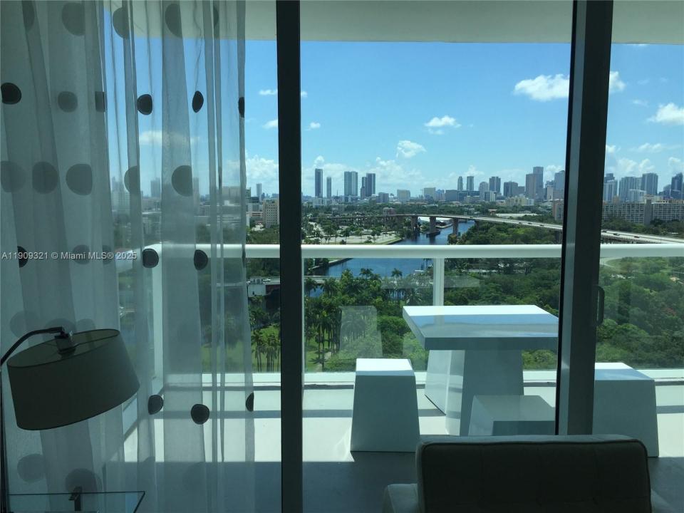 1861 NW South River Dr 1807R, Miami, פלורידה 33125, ארצות הברית של אמריקה 