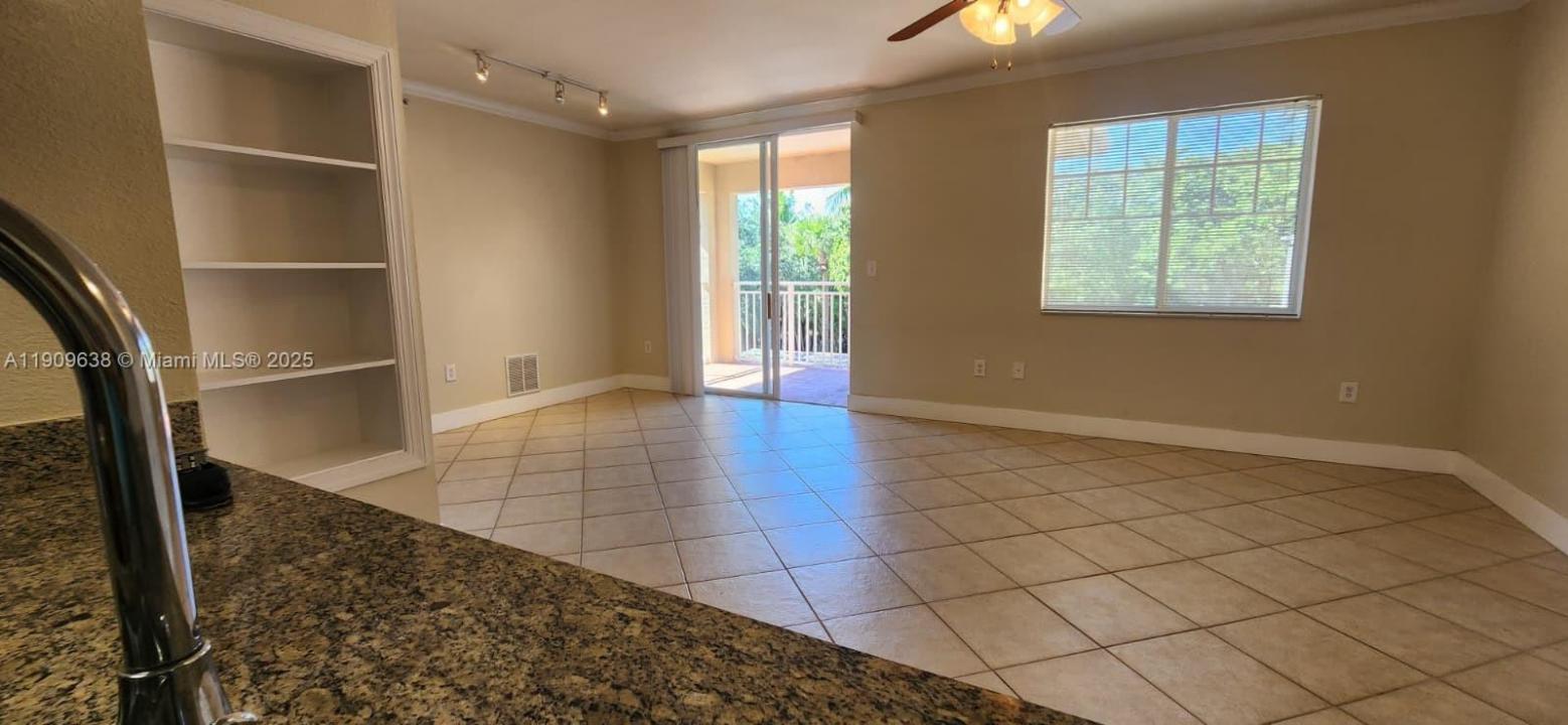 6394 Emerald Dunes Dr 302, West Palm Beach, Floryda 33411, USA