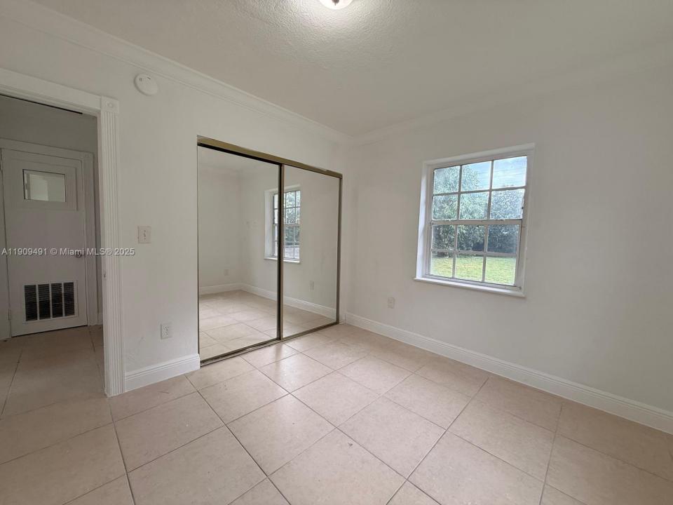 9 Miami Gardens Rd 0, West Park, フロリダ 33023, アメリカ合衆国