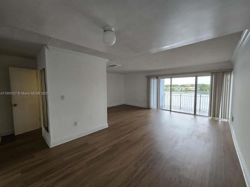 9351 Fontainebleau Blvd B416, Miami, פלורידה 33172, ארצות הברית של אמריקה 