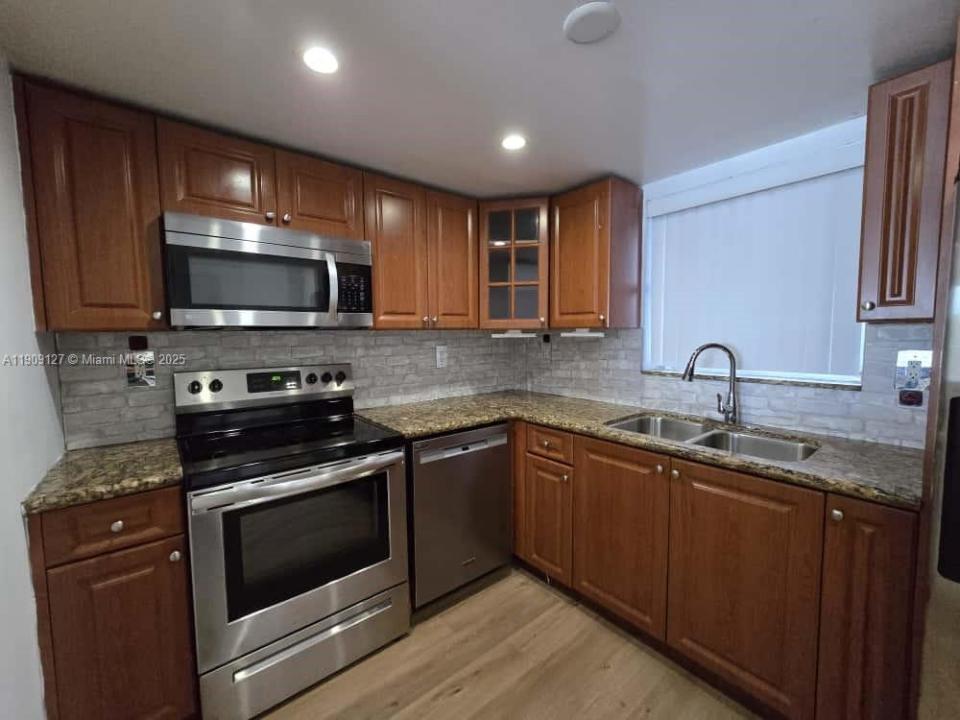 9351 Fontainebleau Blvd B416, Miami, פלורידה 33172, ארצות הברית של אמריקה 