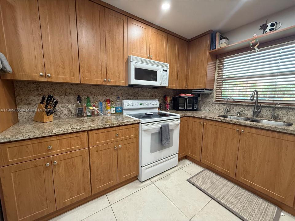 9741 Sunrise Lakes Blvd 107, Sunrise, 佛羅里達州 33322, 美國