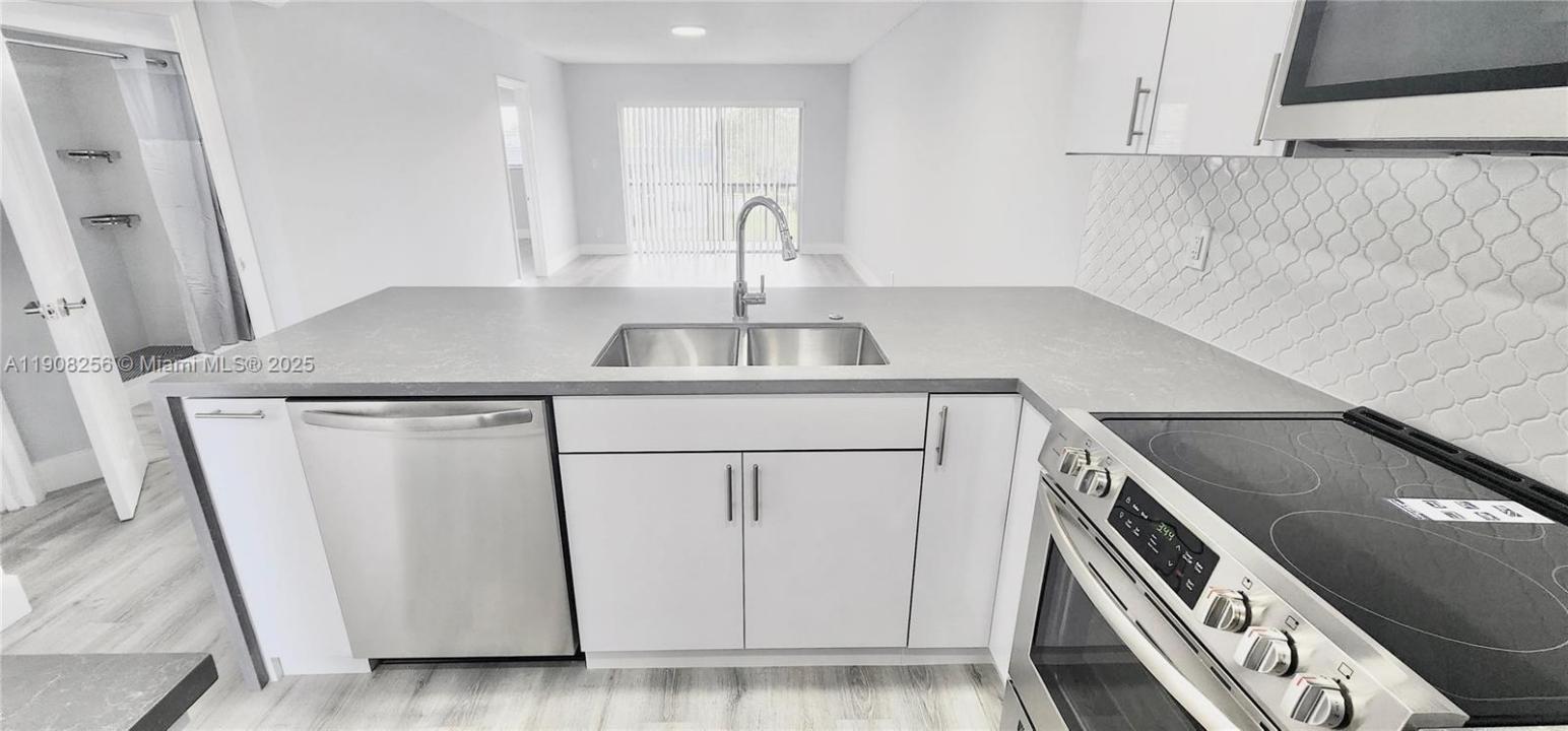 8040 N Colony Cir N 309, Tamarac, Florida 33321, USA