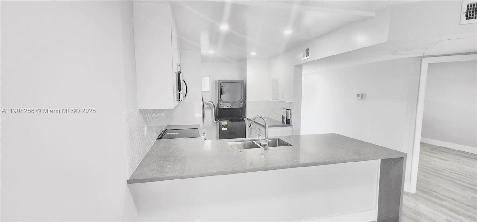 8040 N Colony Cir N 309, Tamarac, Florida 33321, USA