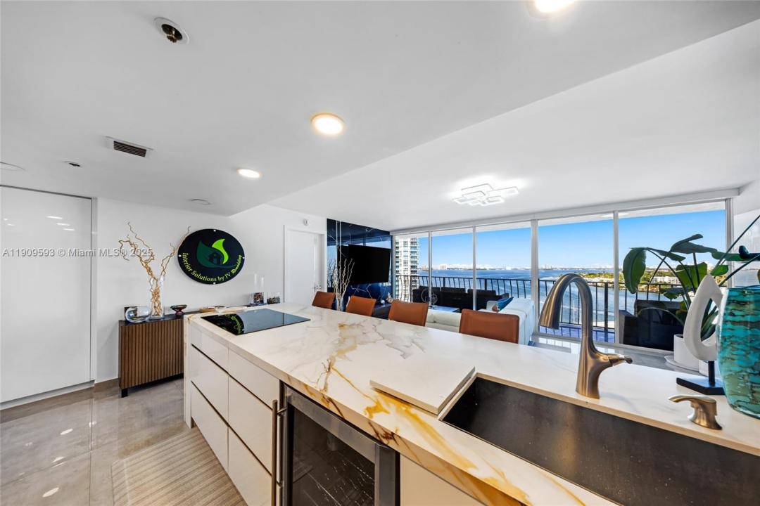 7601 E Treasure Dr 1216, North Bay Village, Florida 33141, Stati Uniti