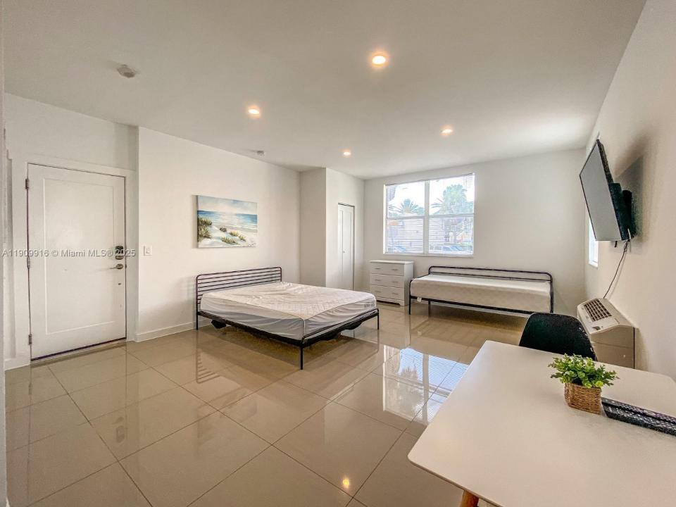 924 Marseille Dr 8, Miami Beach, Floryda 33141, USA