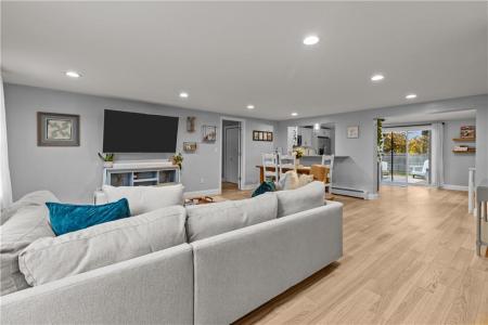 28 Chatworth Avenue, ワーウィック, ロードアイランド 02886, アメリカ合衆国