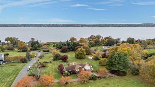 68 Riverscape Lane, Tiverton, RI 02878, USA