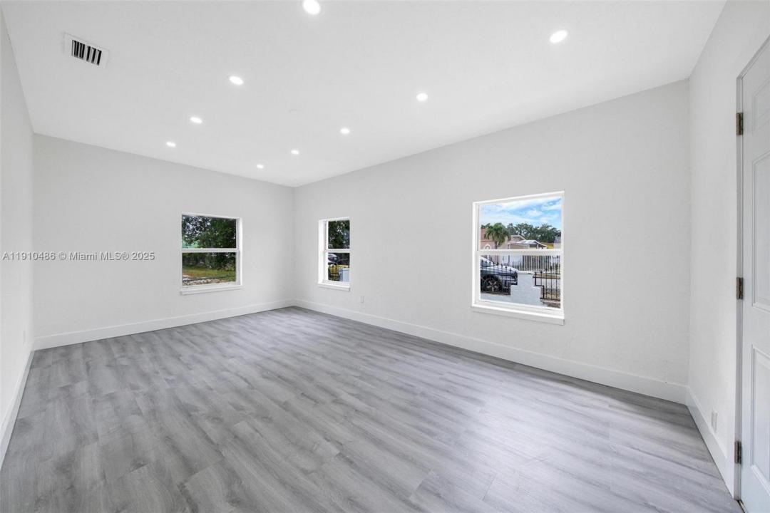 741 NW 77th Ter, Miami, Флорида 33150, Соединенные Штаты